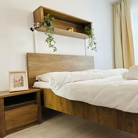 Lägenhet Arya Apartment-free Underground Parking-ultracentral *